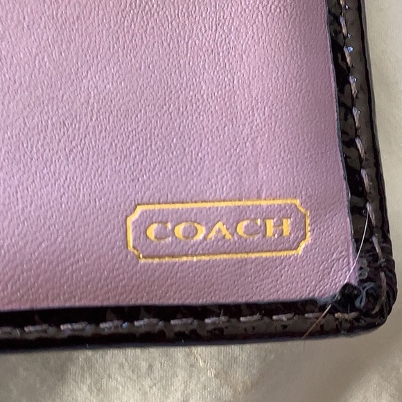 Coach wallet hardly used. Has a tiny stain - Picture 7 of 8